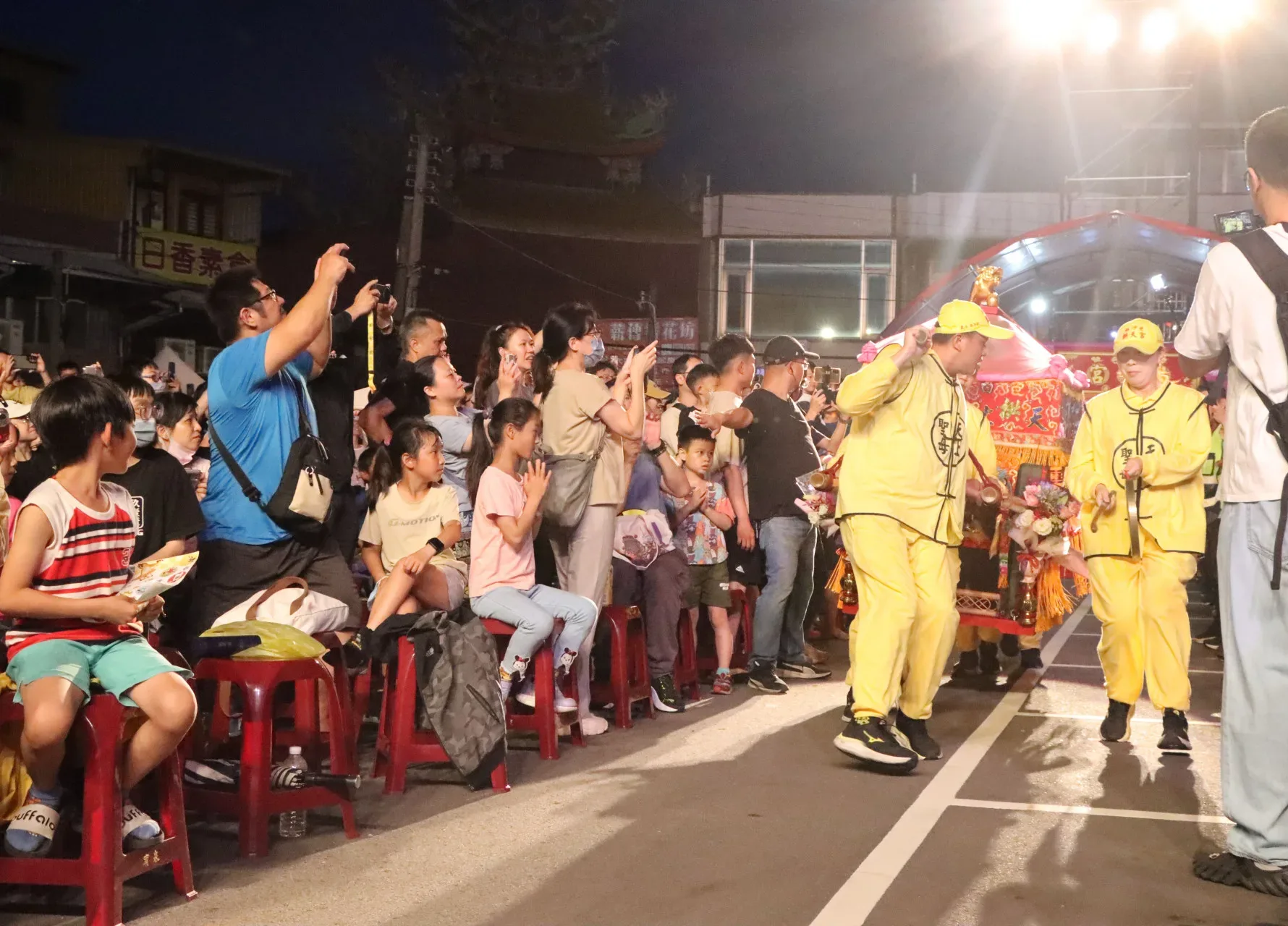 紙風車劇團於白沙屯拱天宮演出，媽祖親臨現場。苗栗縣政府提供