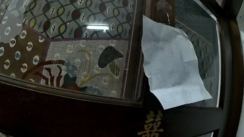 警方表示，考量當時夜色已深，決定先將男童帶回派出所安置，並在其住處大門張貼聯繫紙條，並透過管道聯繫家屬。警方提供