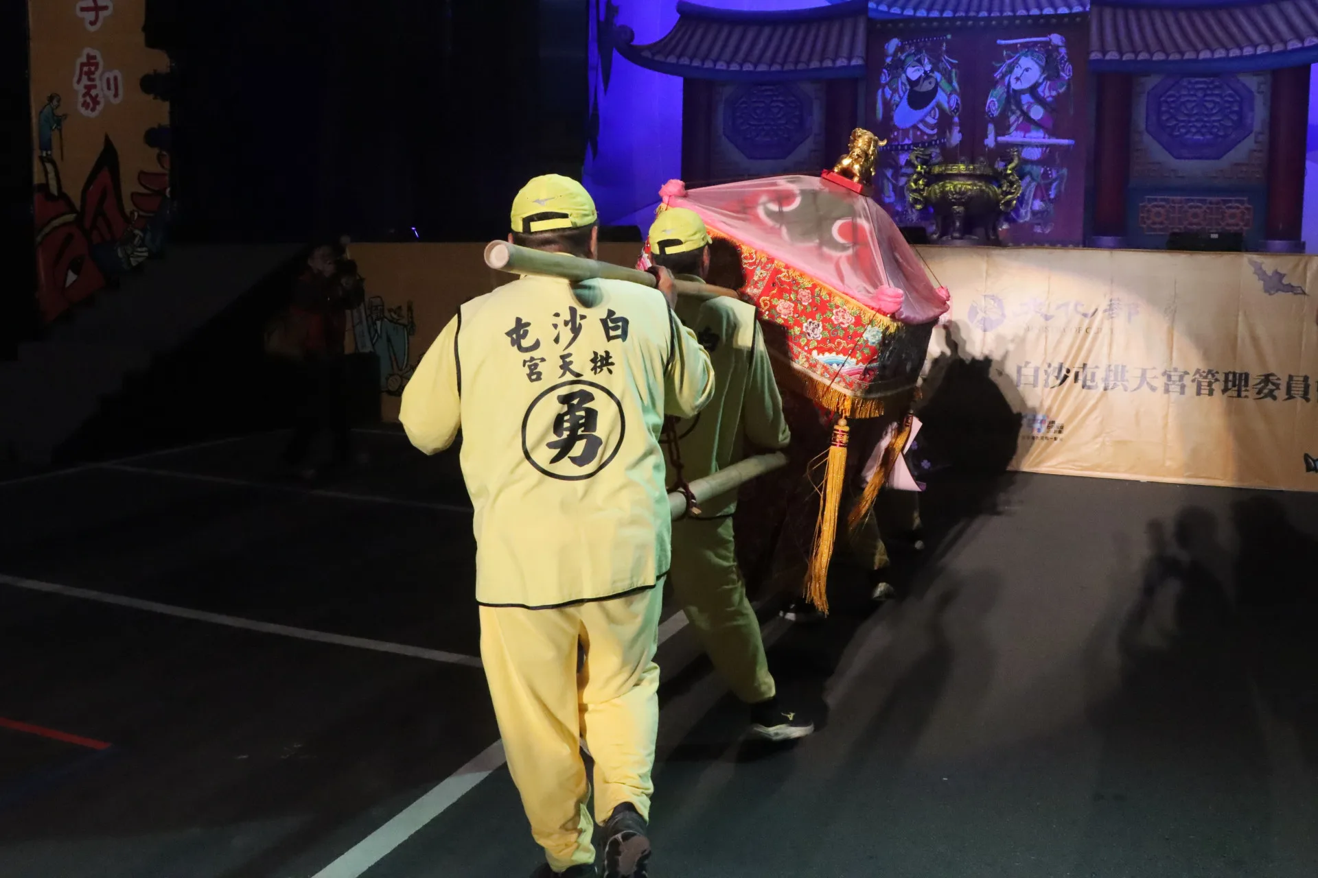 紙風車劇團於白沙屯拱天宮演出，謝幕時媽祖登台獻祝福。苗栗縣政府提供