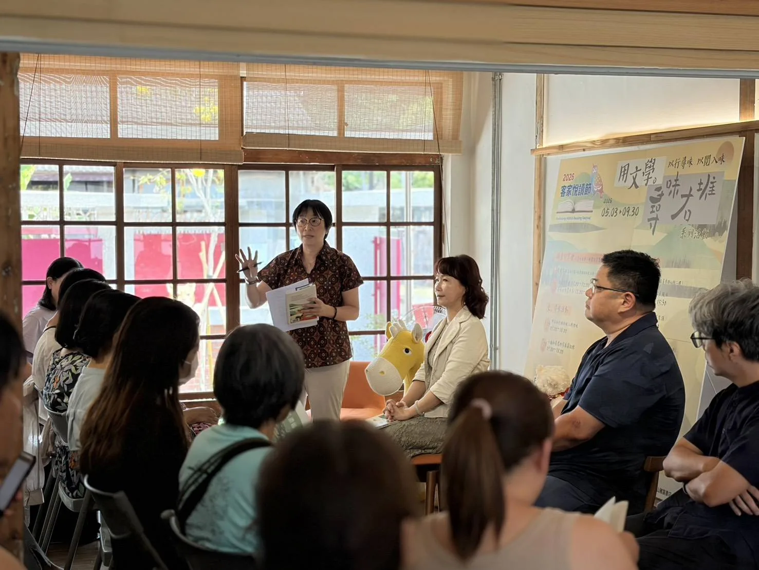 由《尋味右堆》共同作者、日閱書局 創辦人朱珮甄主持分享會。高雄客基會提供