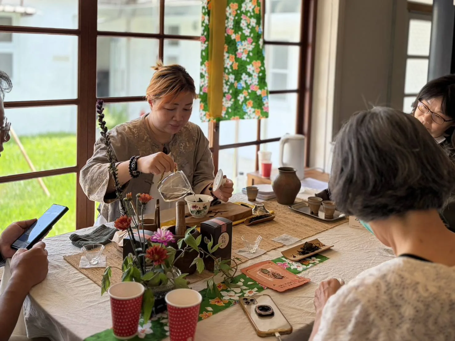 現場設置美濃山茶茶席。高雄客基會提供