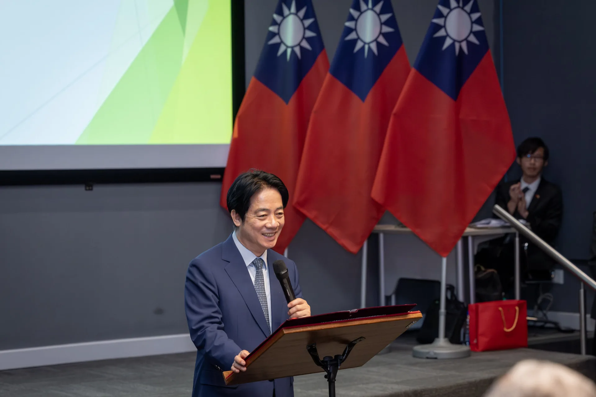 總統賴清德聽取「戰略儲油槽」及「台灣產業創新園區」(TIIP)簡報,並致詞。總統府提供