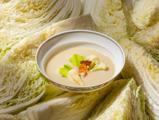 姜家茶金宴中的「白菜四神濃湯」,以蓮子、芡實、薏仁與淮山入饌,湯體綿密細緻,演繹客家補氣養生飲食哲學。煙波集團提供