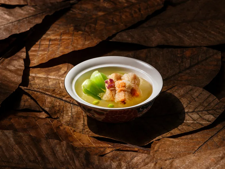 姜家茶金宴中的「福菜竹笙蟲草湯」,承襲台菜柴把湯工法,結合福菜、竹笙與亞麻籽豬,湯清味醇、層次豐厚。煙波集團提供