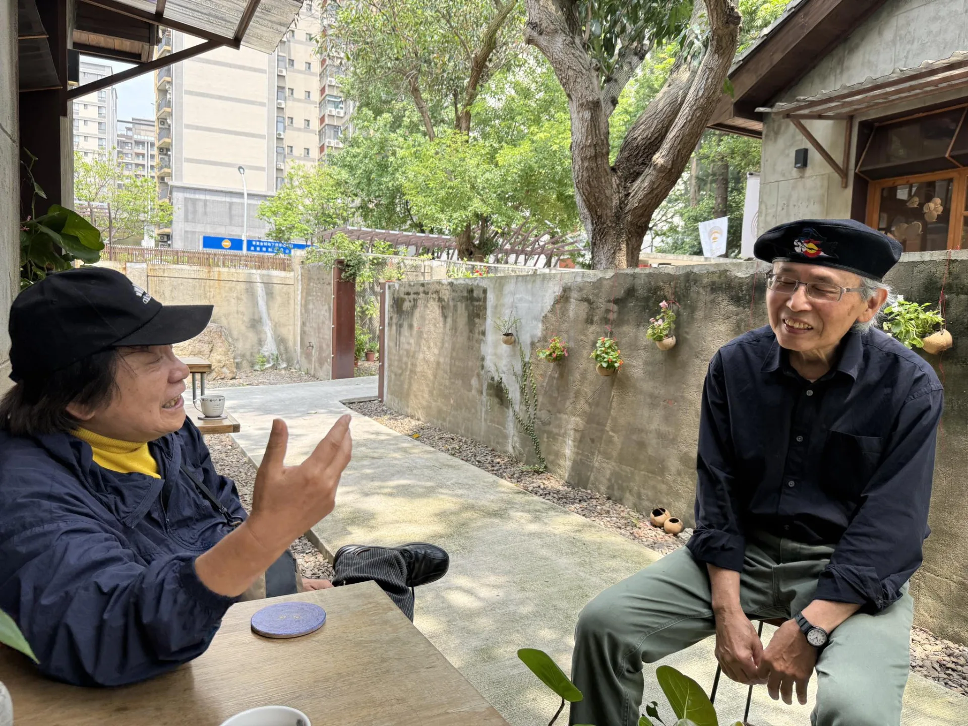 吳天佑的曾孫吳振勇接受筆者訪問，談及先祖吳天佑捐地建校的事蹟。陳權欣提供