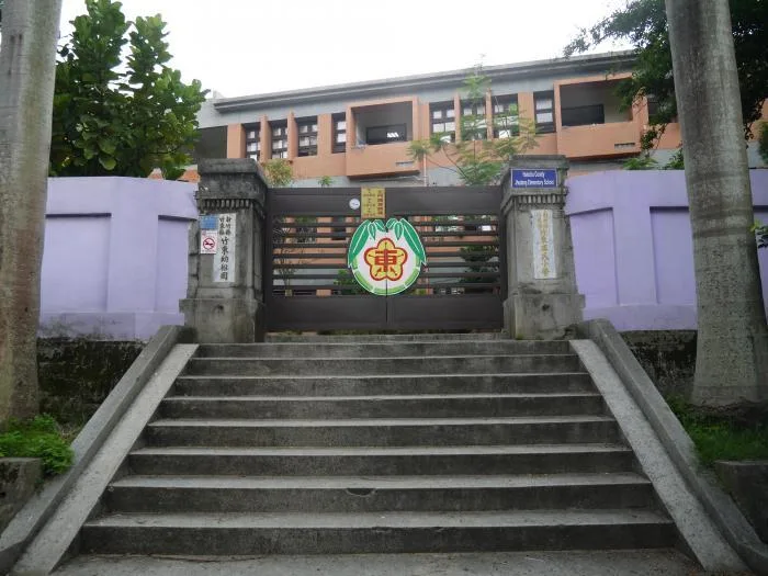 從竹東國小大門進入到後山操場，即可看到吳天佑紀念碑。陳權欣攝