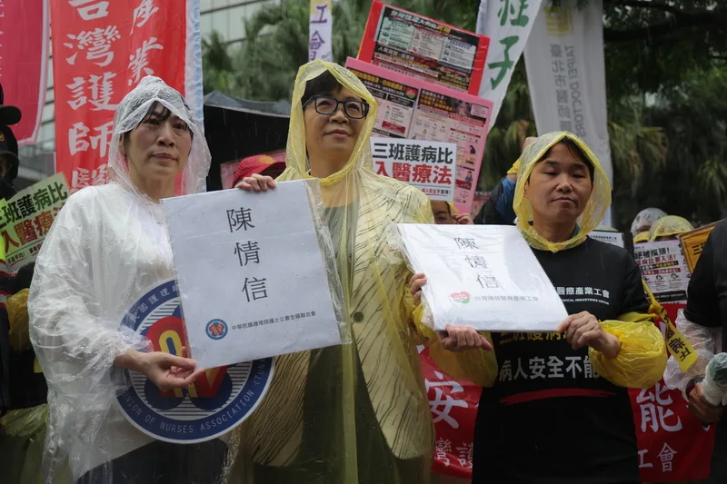 不滿三班護病比入法時程延宕，護理團體5日集結上千人包圍衛福部抗議，出面接下陳情信的衛福部護理及健康照護司司長蔡淑鳳（中）現場承諾，衛福部將於5月8日召開會議，屆時針對入法時程與相關配套都會進行直接與實質的討論。中央社