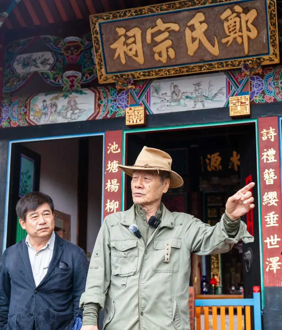 徐仁修（右）帶領客傳會董事長宋廷棟（左）及客傳會同仁參觀鄭氏宗祠，並解說建築細節與歷史痕跡。朱愷元攝
