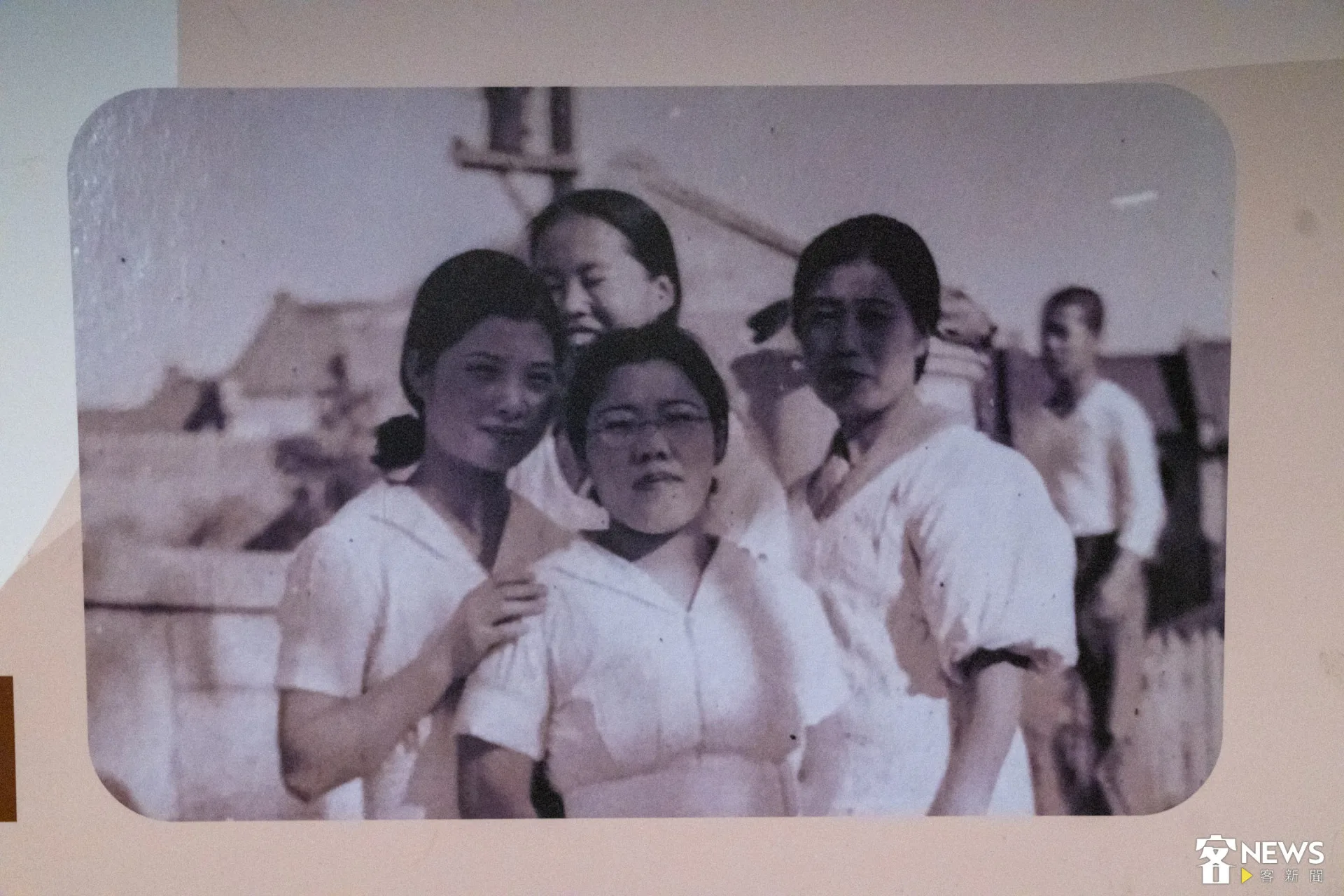 求學時期的鄭劉兔妹(左1)。朱愷元翻攝