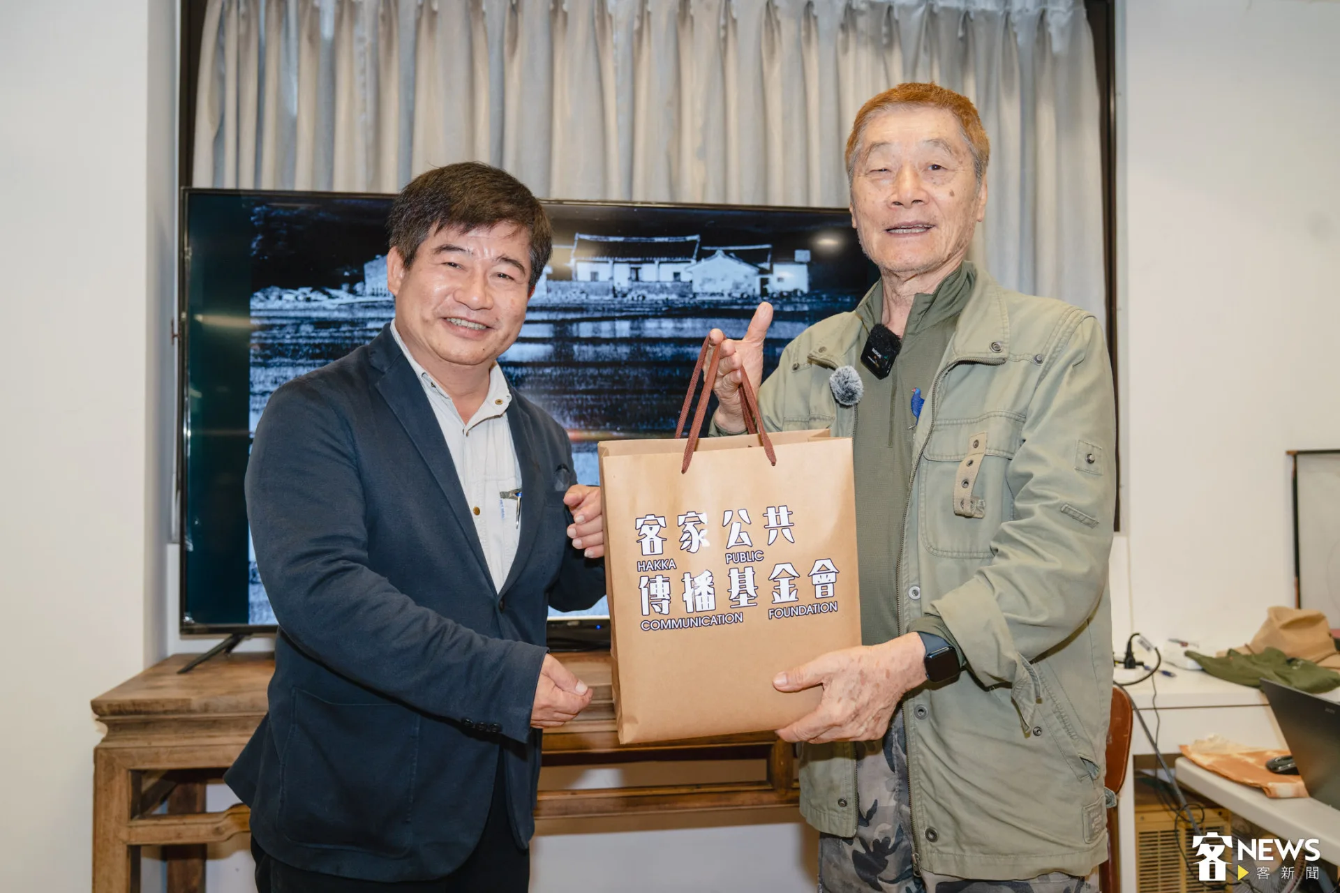 徐仁修（右）與客傳會董事長宋廷棟（左）合影。朱愷元攝