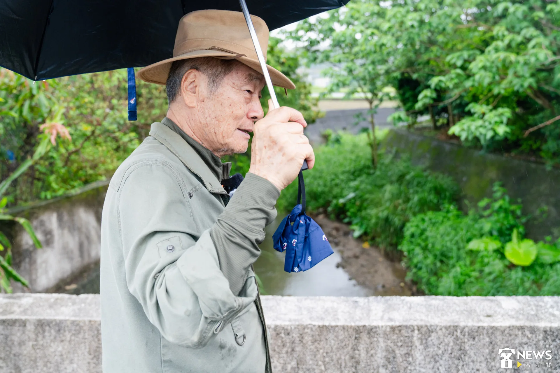 走讀過程中，徐仁修在田野間解說地方地名與歷史由來。朱愷元攝