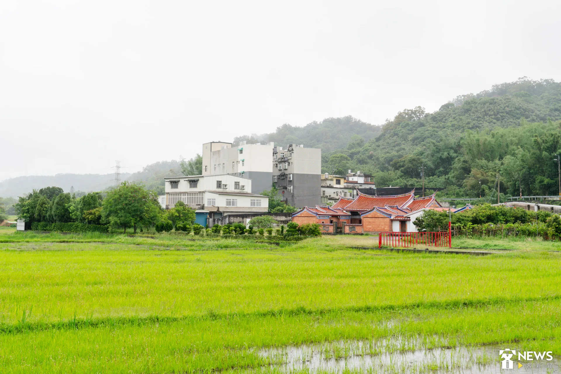 鄭氏宗祠坐落於田野之間，依山傍水展現客家傳統建築之美。朱愷元攝