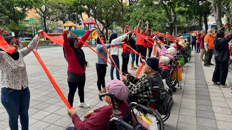 外界擔憂鬆綁外傭申請條件,恐衝擊家事服務人員就業。圖為外籍看護陪伴長輩運動。弘道老人福利基金會提供