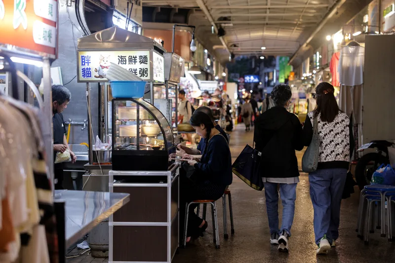 民眾頻頻反映北市街頭老鼠現蹤。台北市政府5日宣布，將對12行政區進行大清消，產業發展局市場處將對市場加強清潔及垃圾、廚餘處理管理。圖為民眾傍晚前往晴光市場用餐。中央社