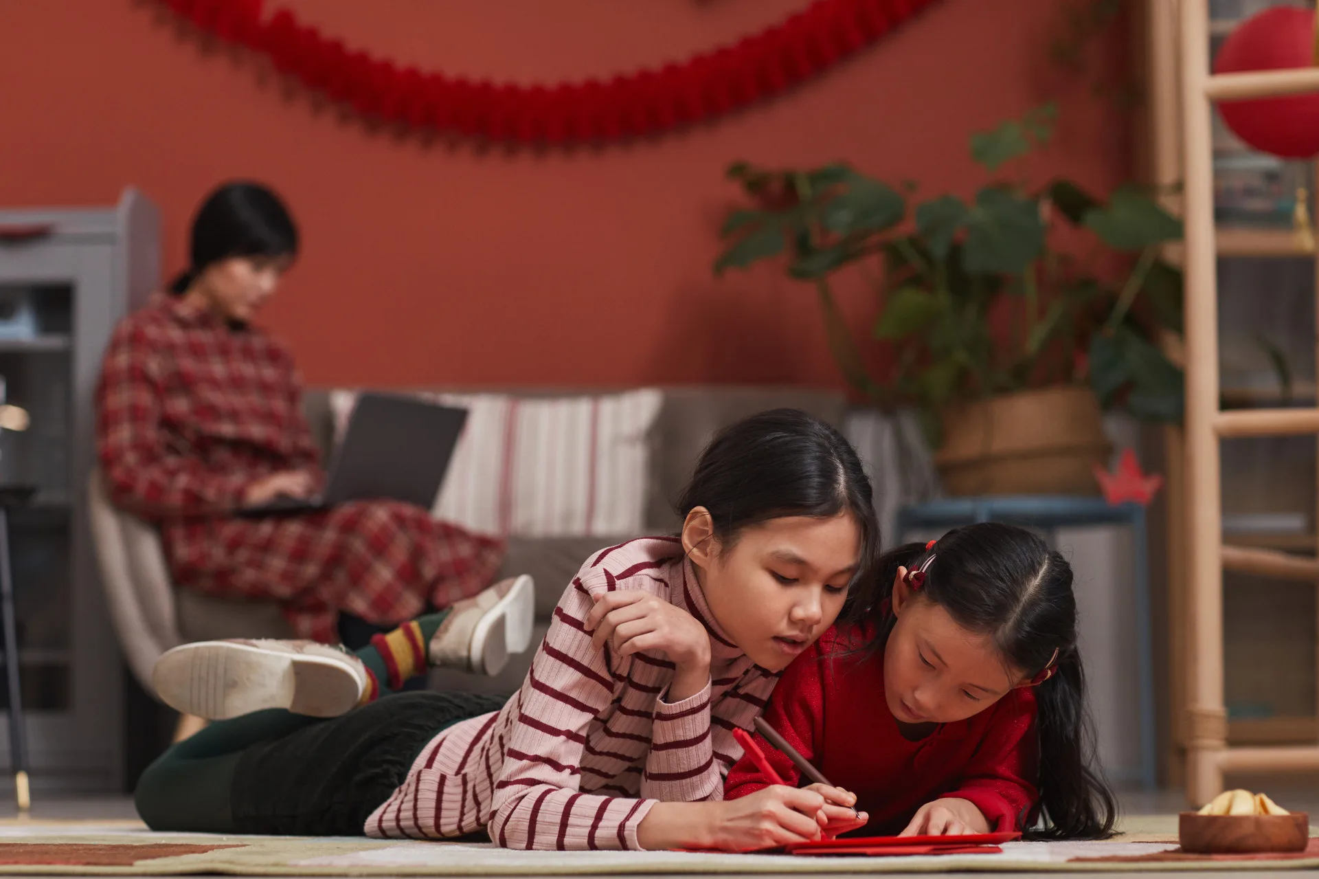 政府日前鬆綁外籍幫傭申請條件,只要家有未滿12歲孩童即可申請外籍幫傭,每月須繳納就業安定費5000元。示意圖。資料圖源envato