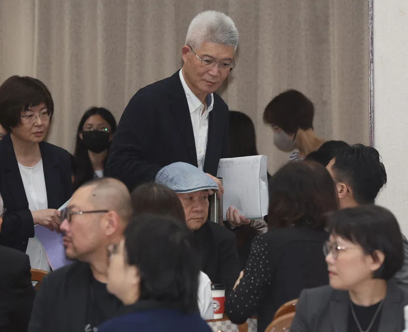 公視董事長胡元輝在今日立法院教育及文化委員會開議前,被請出議場,一旁的公視主管及文化部所屬機關主管一臉錯愕,胡元輝對此表示,在立院運作上,他尊重立院的決定。中央社