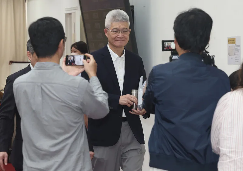 公視董事長胡元輝在立法院教育及文化委員會開議前被請出議場,胡元輝表示,尊重立院決定,但對此發展感到遺憾。中央社