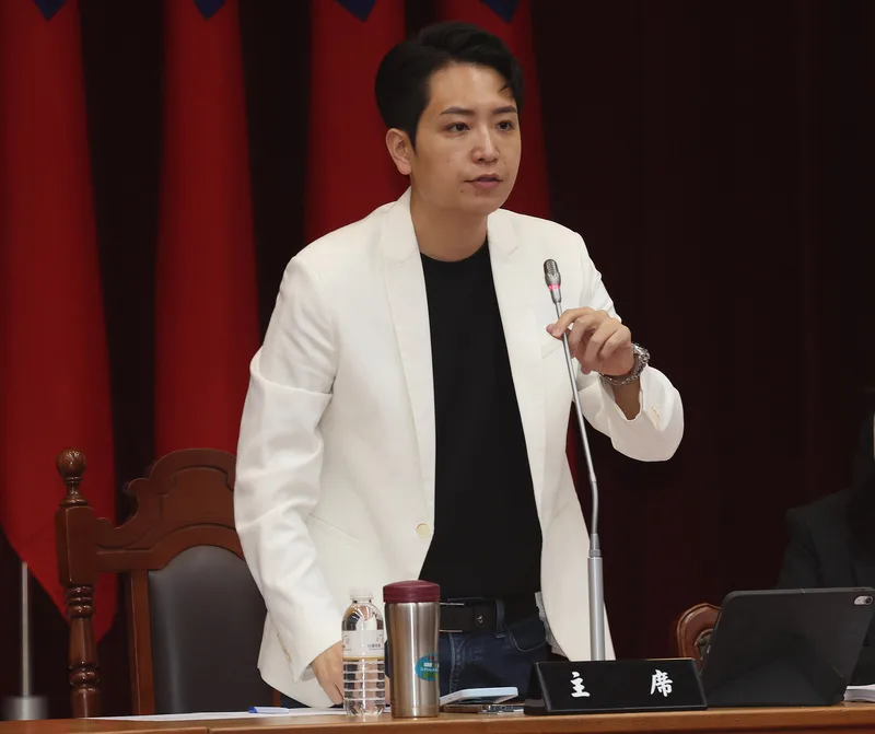 立法院教育及文化委員會7日開議前,胡元輝被要求離席。教委會召委羅廷瑋表示,《公視法》已三讀並公布,也請胡元輝體諒。中央社