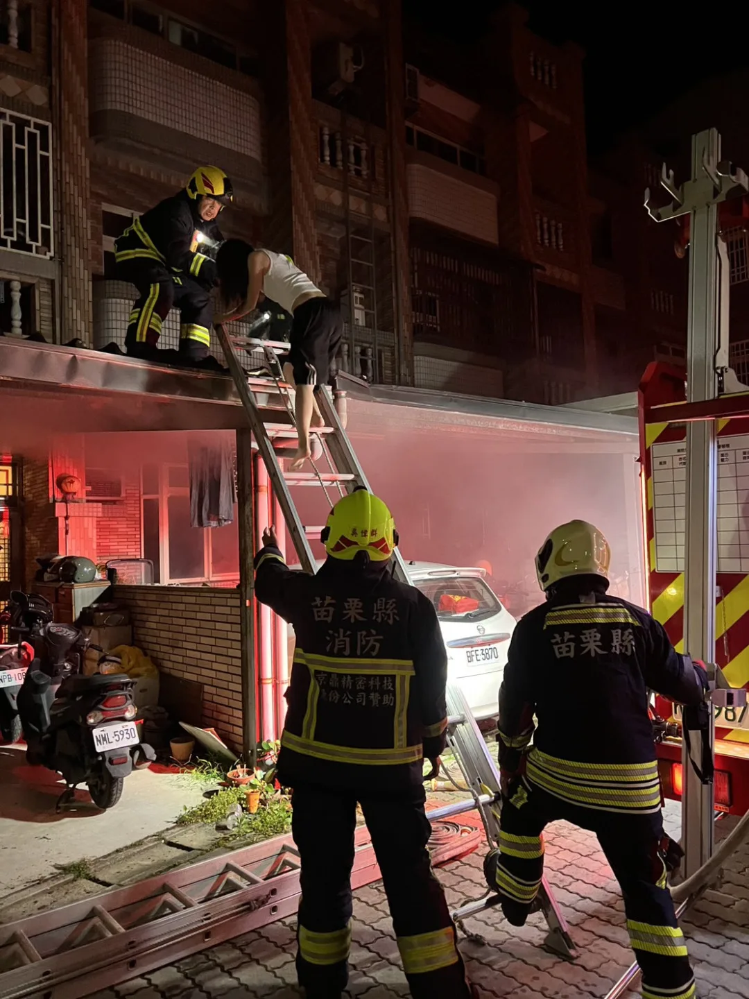 苗栗縣造橋鄉一間透天樓房6日深夜發生火警,消防局獲報趕往現場架梯搶救受困民眾。翻攝自苗栗縣政府消防局第二救災救護大隊臉書