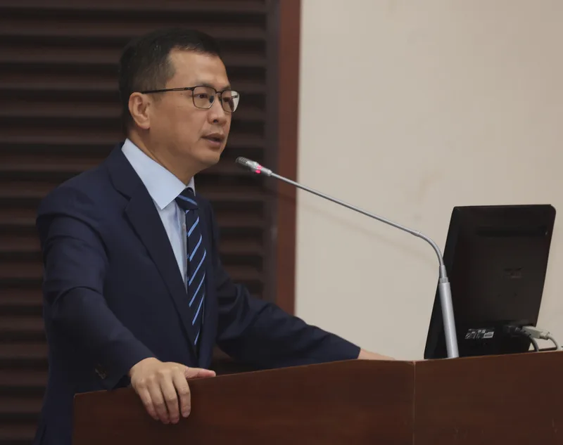 第8屆公視董事會陷僵局,針對公視董事長胡元輝適任資格,國民黨立委羅智強7日在立法院教育及文化委員會開議前,要求胡元輝離席。中央社