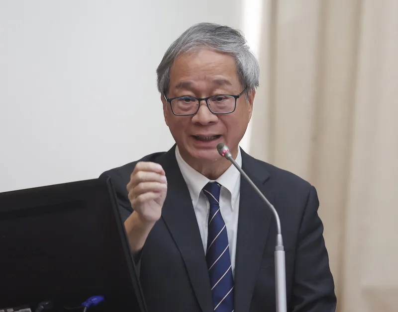 公視董事長胡元輝遭請離委員會。對此,文化部長李遠強烈抗議,表示胡元輝仍具公視董事長身分。中央社