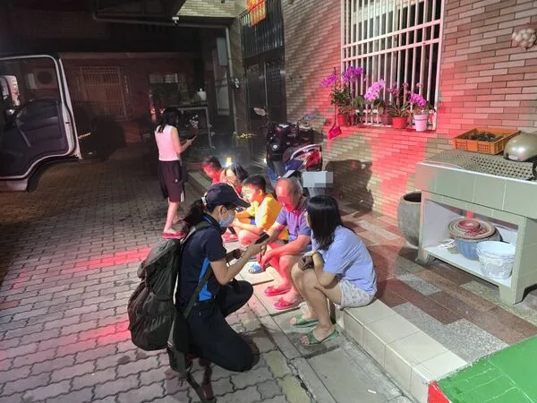 苗栗縣造橋鄉一間透天樓房6日深夜發生火警,消防局獲報趕往現場,祖孫三代6人及1隻家貓驚險脫困。