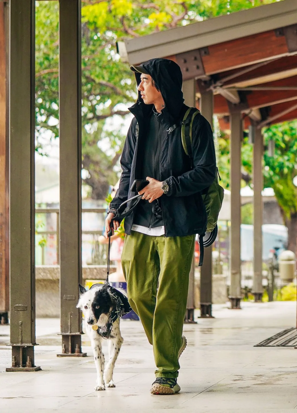 初為人父的傅孟柏帶著愛犬酷哥到台東散心。客家電視台提供