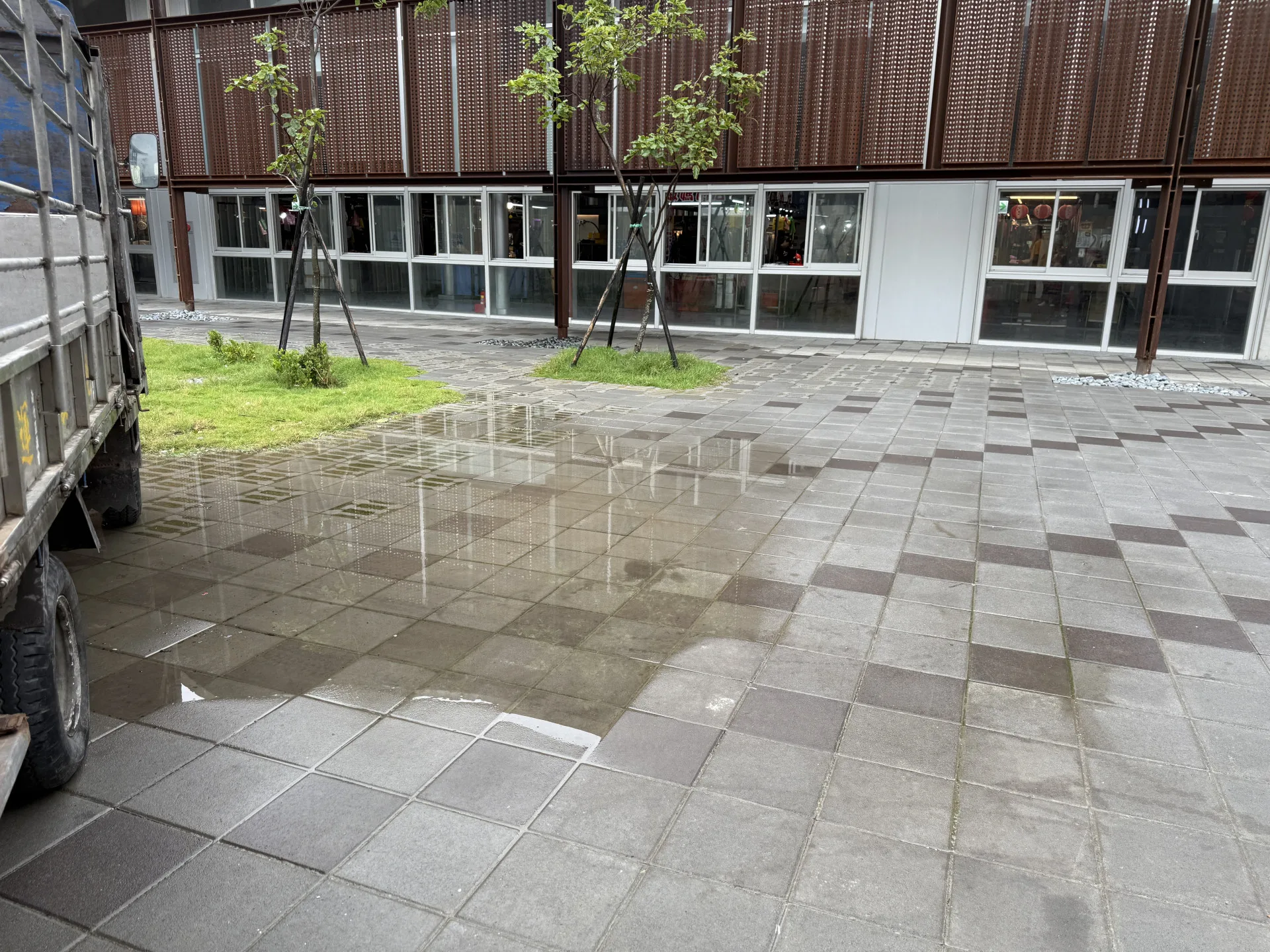 議員林彥甫近日走訪竹風漁市發現地磚有大片積水情形。林彥甫提供