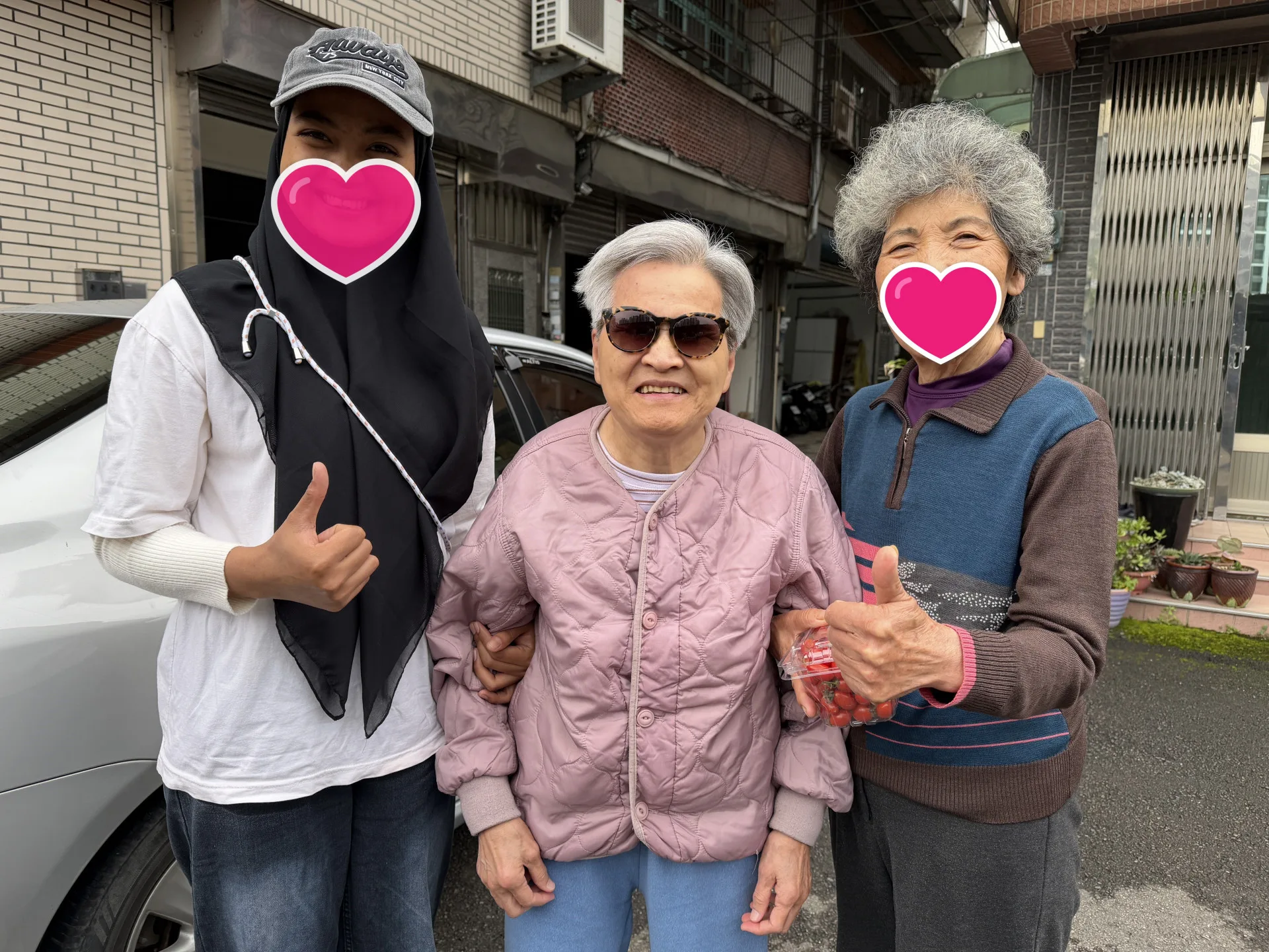 母親拜訪先前照顧他的居家看護月梅阿姨（右一），也帶哈妮一起去。李慧宜攝
