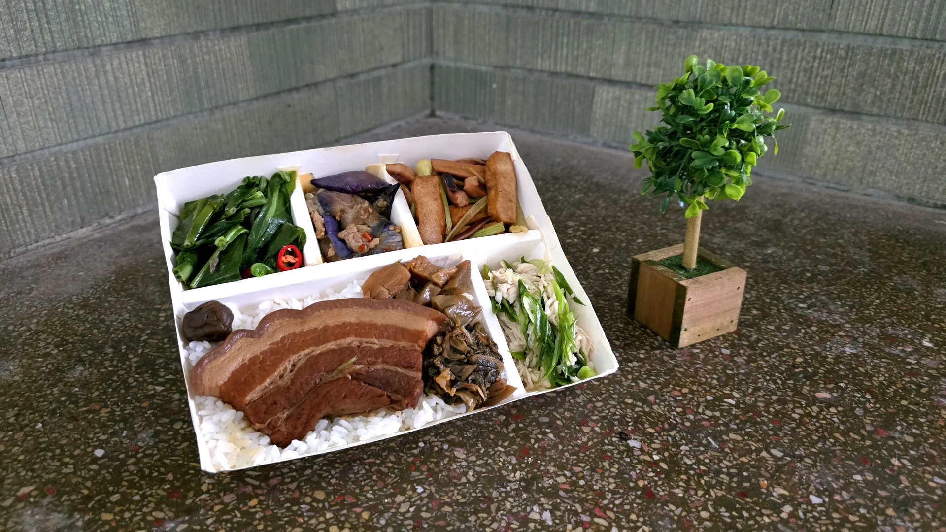 台鐵「旅客食光便當」以客家料理梅干爌肉為主菜，搭配醃蒜絲、客家小炒、豆豉炒山蘇、醃漬梅等經典味，邀請大眾透過飲食感受客家文化。台鐵提供