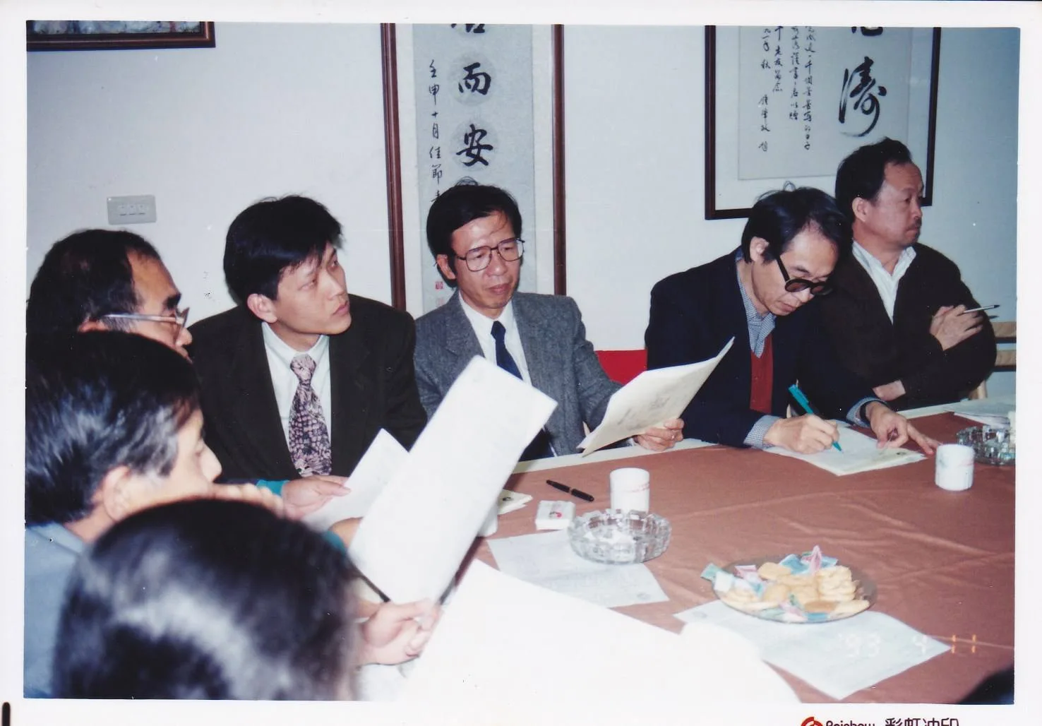 台灣客協理監事聯席會議,由右至左為黃永達、李喬、黃卓權、楊國鑫、魏廷朝、林一雄。1993,台北。楊國鑫提供