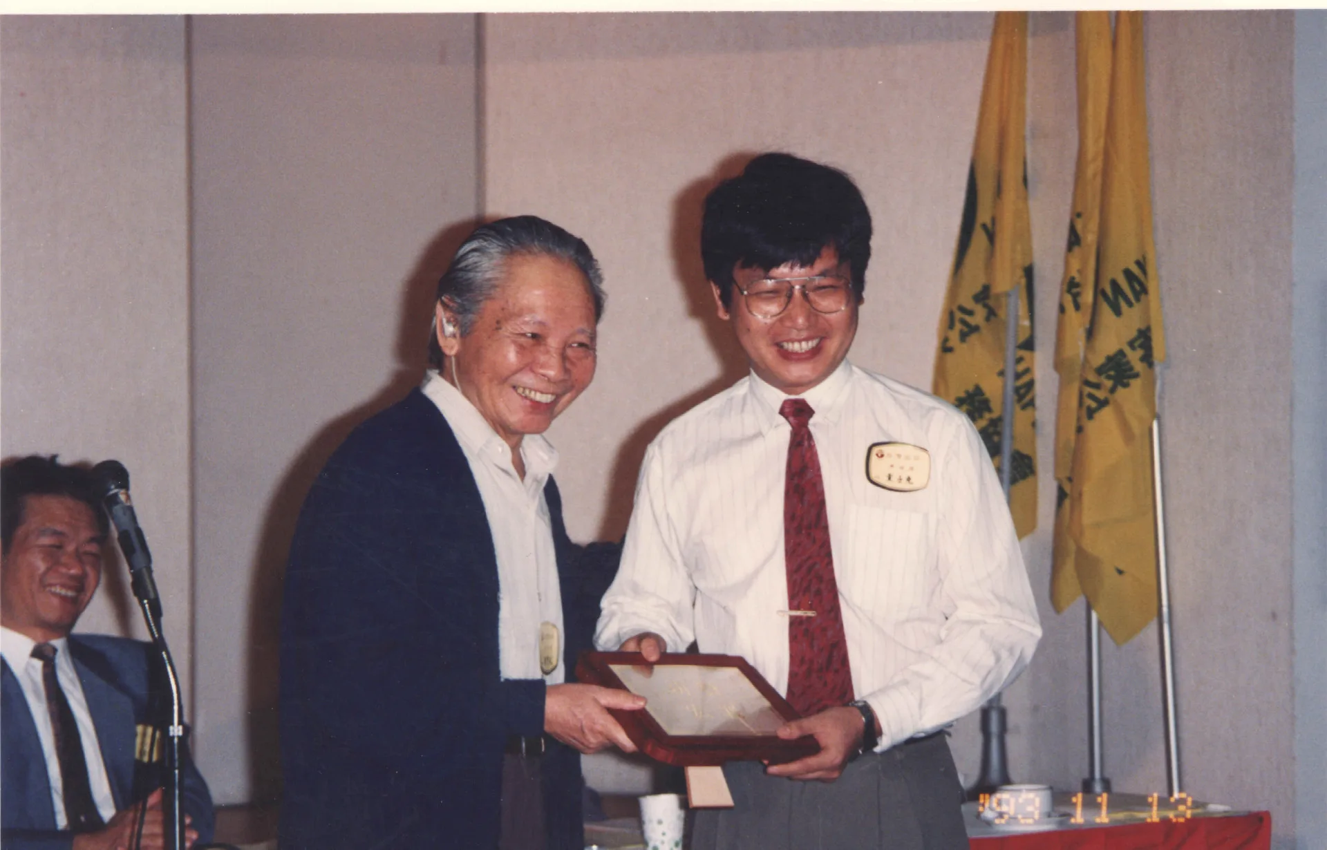 台灣客家公共事務協會成立三週年慶,鍾肇政(左)與黃子堯(右)。1993,台北。楊國鑫攝