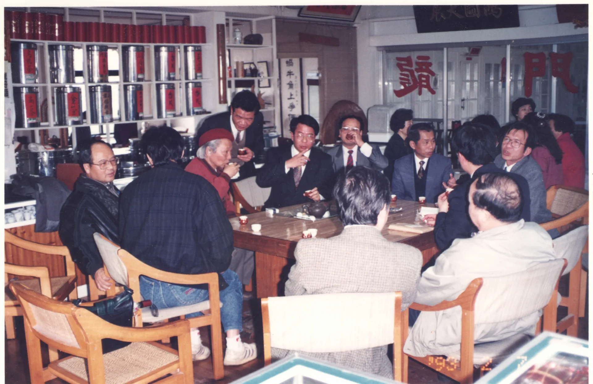 台灣客協在龍潭借代表會辦公室,開完理監事會議,至龍潭水龍吟喝茶。出席的有鍾肇政、梁榮茂、羅能平、陳秋濤、劉福增、彭啓原、黃卓權、魏廷朝、盧孝治、黃永達、徐秀蘭、張書武、李智期、陳石山、楊國鑫等。1993,龍潭。楊國鑫攝