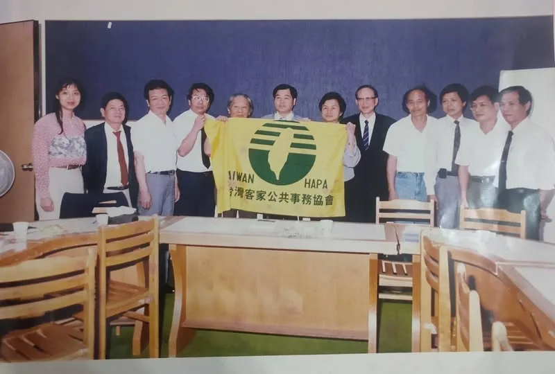 台灣客協由鍾肇政會長帶隊拜訪桃園縣長劉邦友, 討論桃園地區客語危機,以及客家公共權益的推展, 陪同出席的有教育局長與文化局長。台灣客協成員羅肇錦、梁榮茂、林一雄、盧孝治、黃子堯以及李貴盛、潘忠政等人。 當時劉縣長身兼世界客屬桃園會長, 仍以客家聯誼活動的增加, 做為推動客家事務的目標,我們的拜訪不知道有多少效果。1995,桃園。饒德和攝、黃子堯圖說