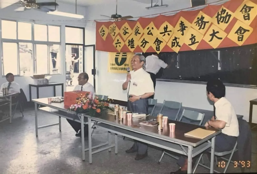 台灣客協六堆分會成立大會,選出吳應文為理事長,李智期為總幹事,拿麥克風致詞的是鍾肇政。1993,屏東。賴士安提供