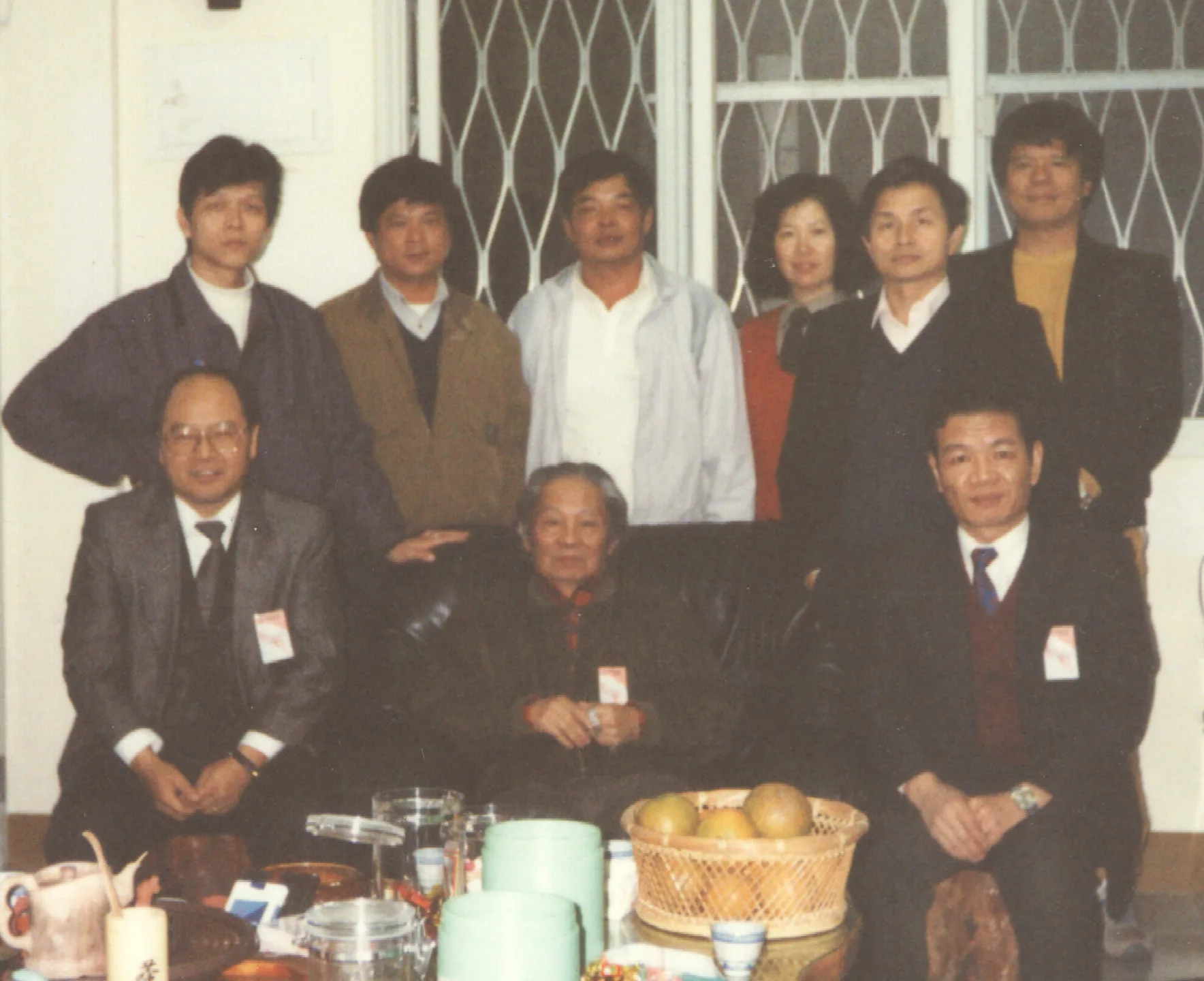 台灣客協辦理客家冬令營在花蓮。台灣客協也拜訪花蓮鄉親,前排中為理事長鍾肇政、左為秘書長羅能平、右為副理事長梁榮茂,後排左一為楊國鑫,右二為羅肇錦博士,左二左三左四右一為花蓮鄉親廖有文等。1993,花蓮。楊國鑫提供