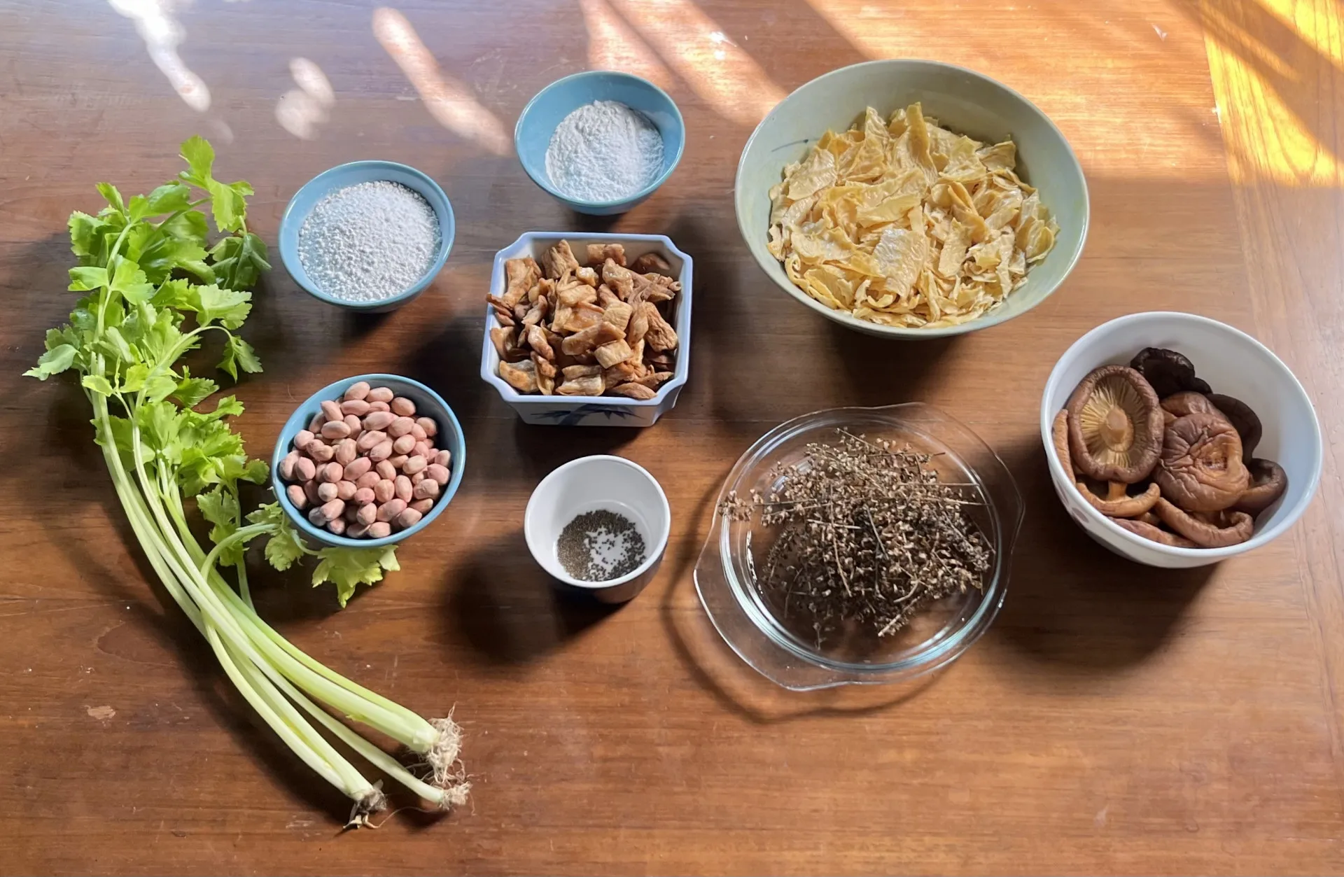 陽光下的各種食材，每一樣都有故事。徐彩雲攝