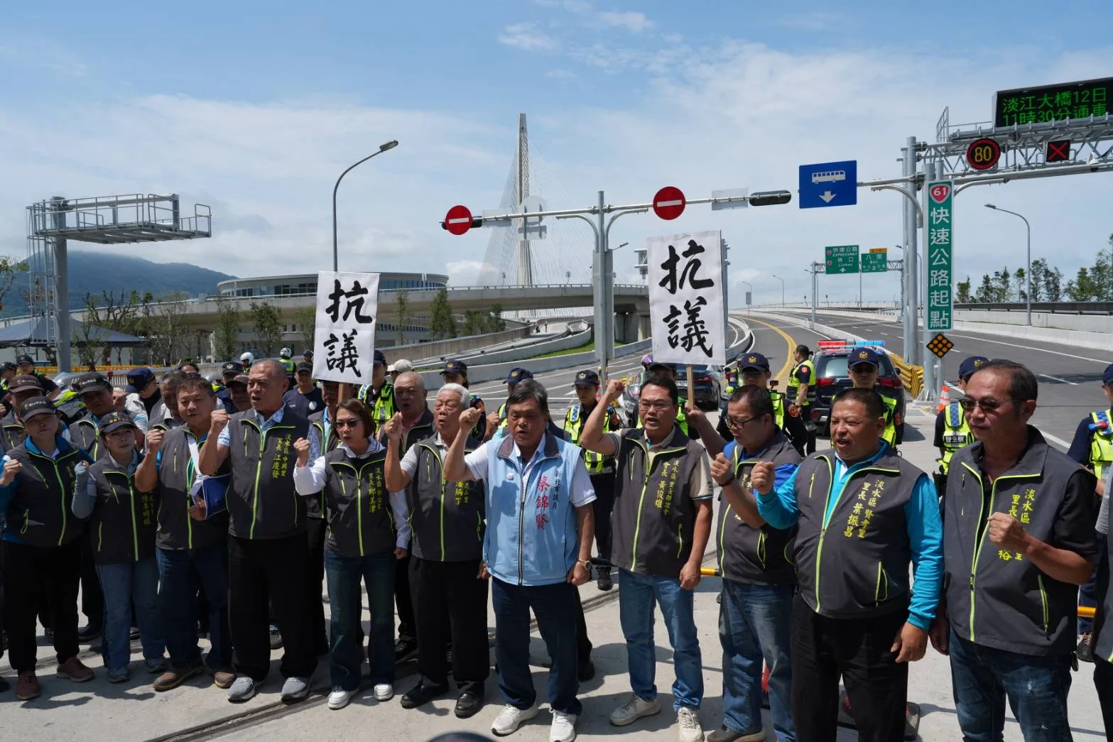 通車前,當地里長、民代到場抗議,不滿通車典禮晚會未獲邀。李台源攝