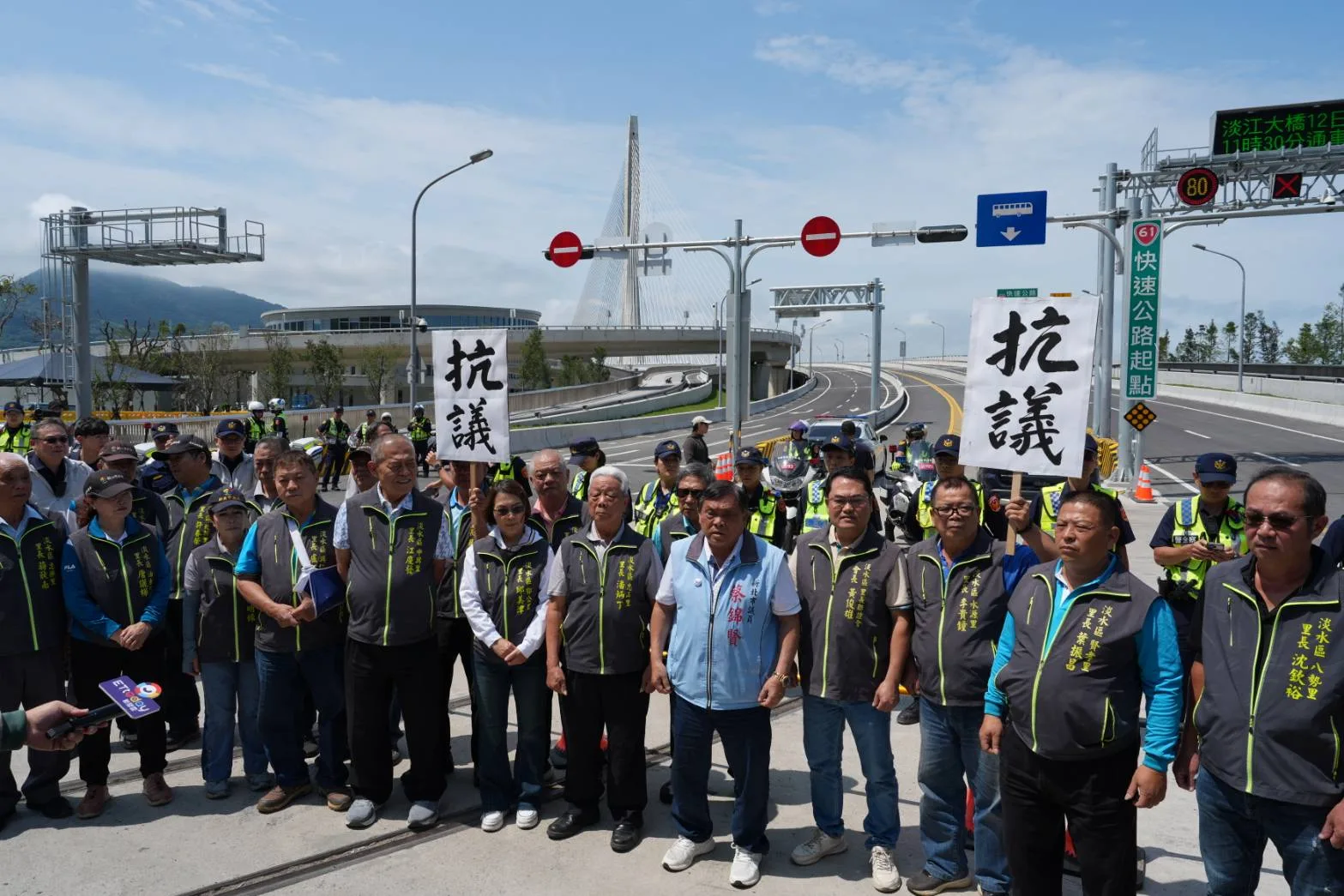通車前夕，地方議員協同里長到場抗議未獲邀參加祈福儀式。李台源攝