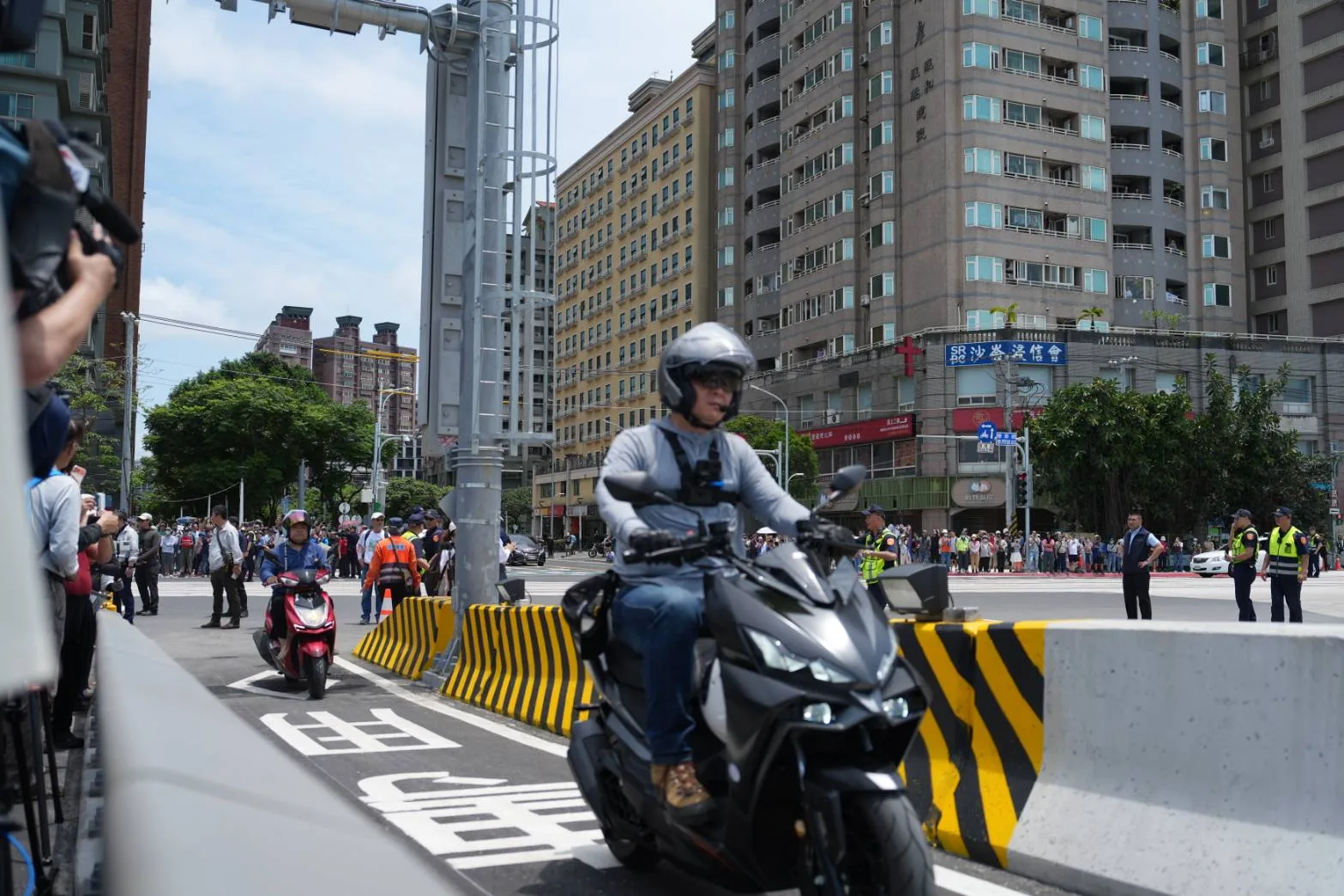 淡江大橋今天通車,機車騎士騎上機車專用道。李台源攝