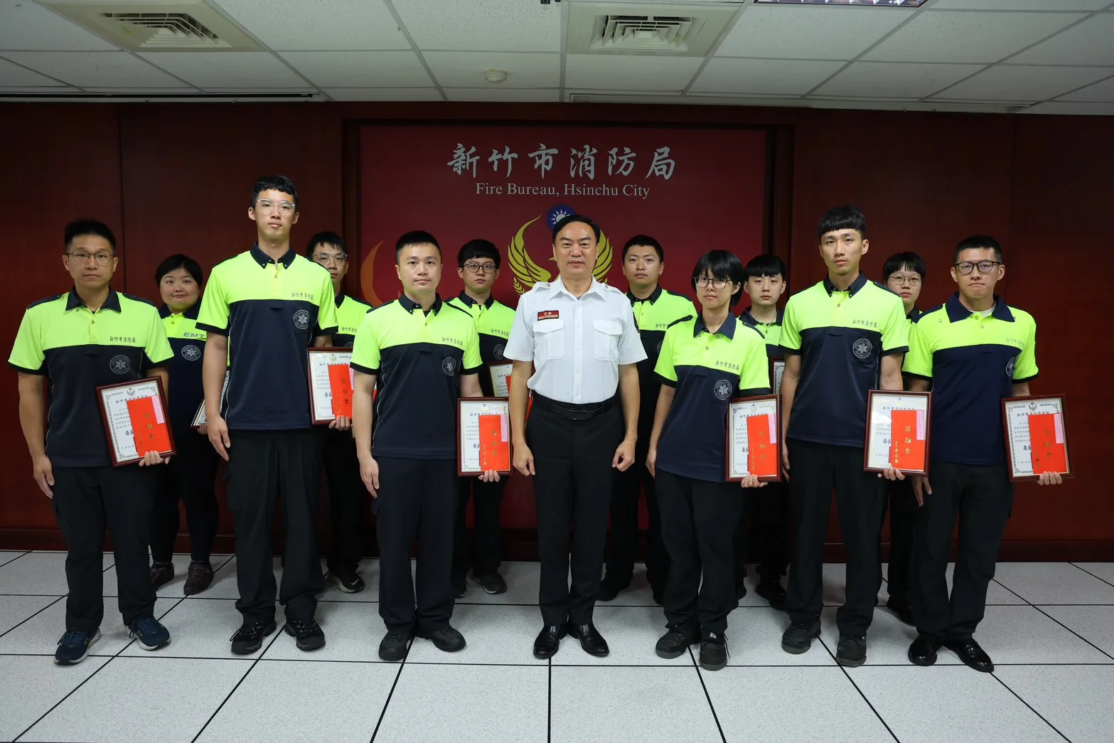 消防局長李世恭代為頒發感謝狀給救護人員，肯定其專業付出。