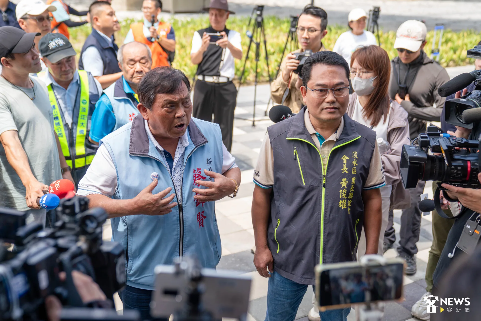 通車前夕，地方議員協同里長到場抗議未獲邀參加祈福儀式。范修語攝