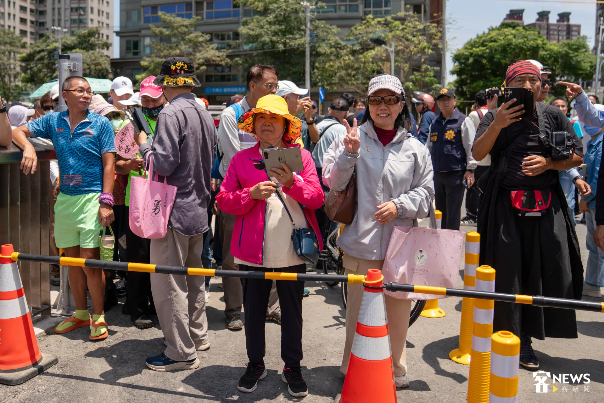 淡江大橋通車前，民眾在人行道排隊等待上橋。范修語攝