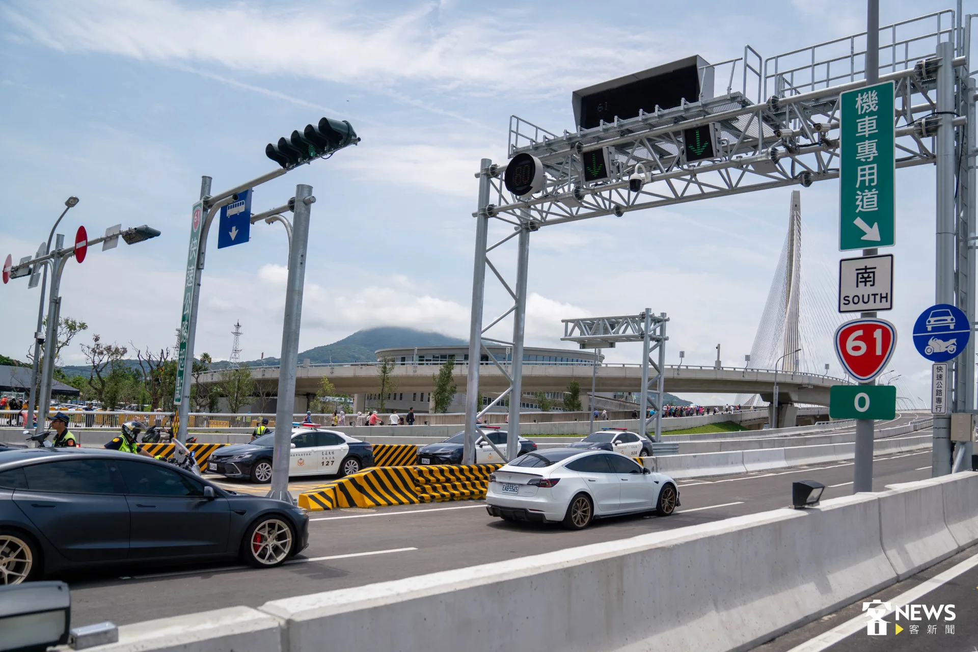 淡江大橋通車，汽車由白色特斯拉拔得頭籌。范修語攝