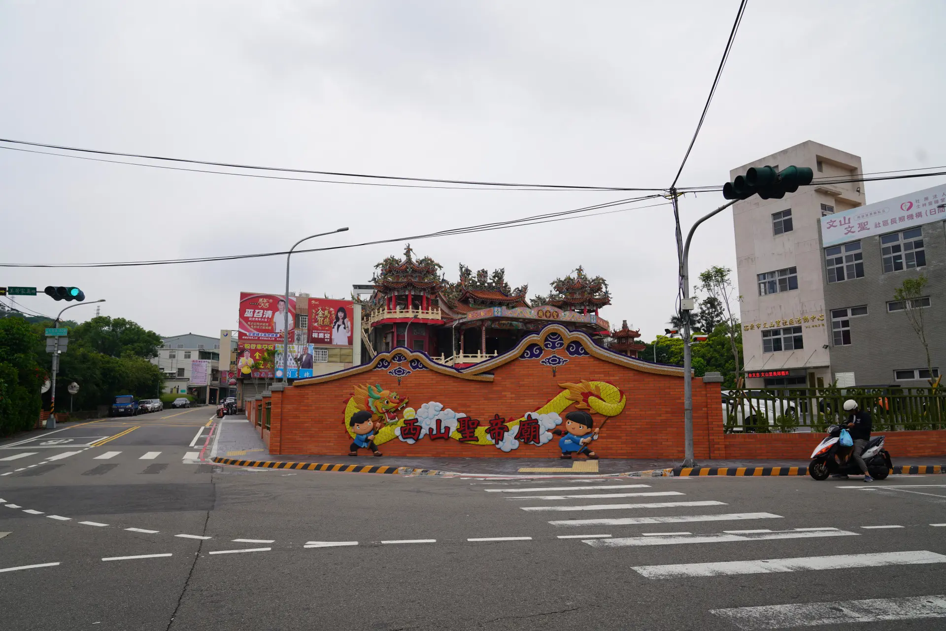 苗栗市西山聖帝廟114年底完工馬背故事牆，呈現𪹚龍傳統。廖文琪攝