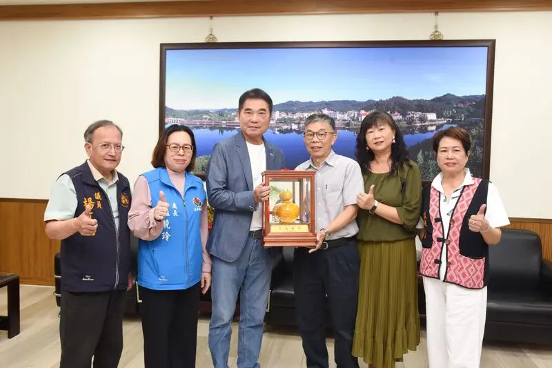 苗栗縣原民處退休科長黃松光(右3),任職期間積極推動原鄉基礎建設,12日回縣府接受縣長鍾東錦(左3)表揚。苗栗縣政府提供