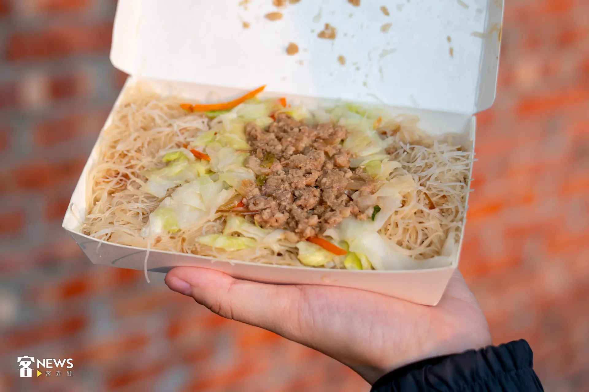 炒好的米粉舀上油蔥味滿溢的碎肉燥,一盒滿滿當當、誠意十足的客家米粉快速完成。洪藝晅攝