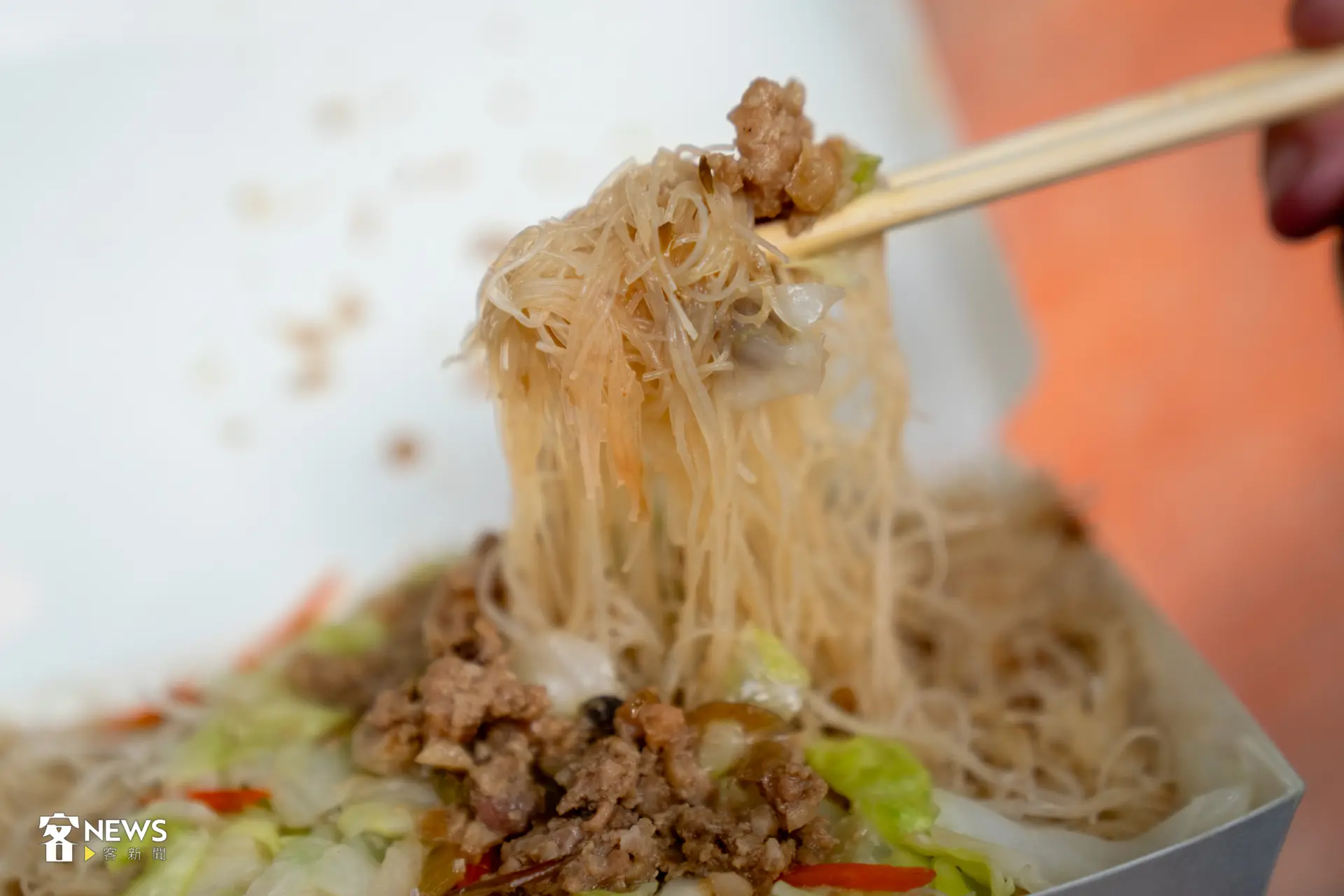 炒好的米粉舀上油蔥味滿溢的碎肉燥,一盒滿滿當當、誠意十足的客家米粉快速完成。洪藝晅攝
