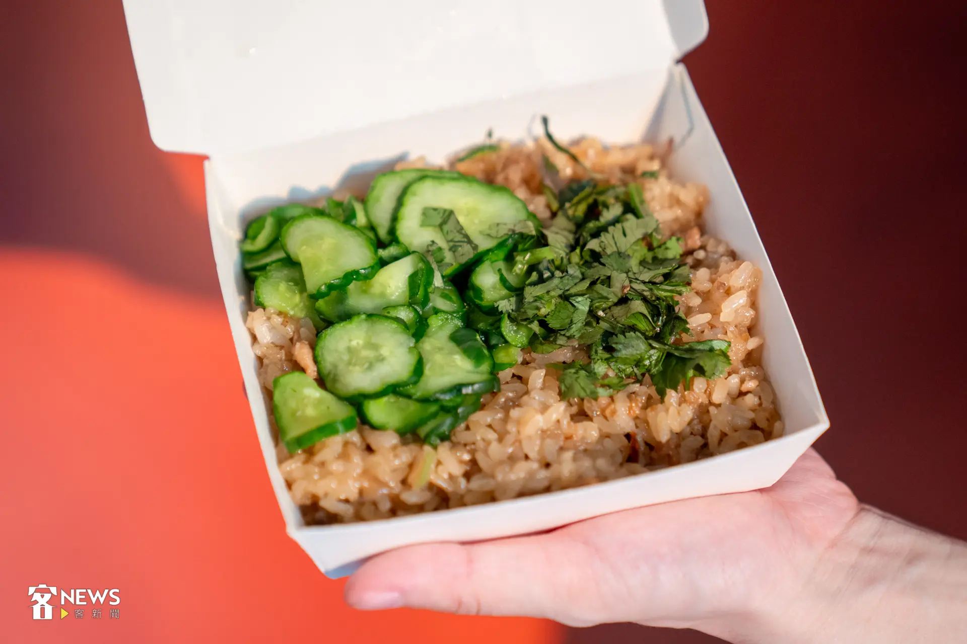 油飯的米粒維持Q彈口感,搭上清脆爽口的小黃瓜切片,油香卻不油膩,令人忍不住一口接一口。洪藝晅攝