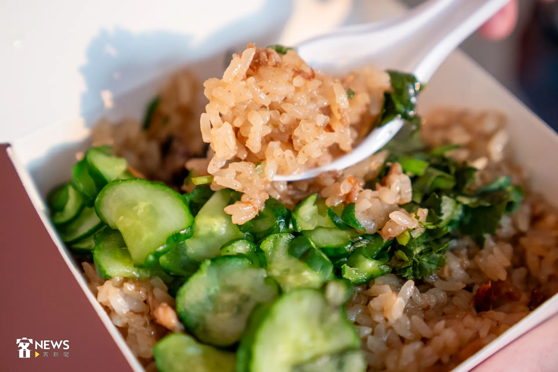 「大雄的媽媽油飯」採用的是北客家做法,糯米經過長時間浸泡後蒸熟,與蝦米、香菇、肉絲等配料拌炒均勻。洪藝晅攝